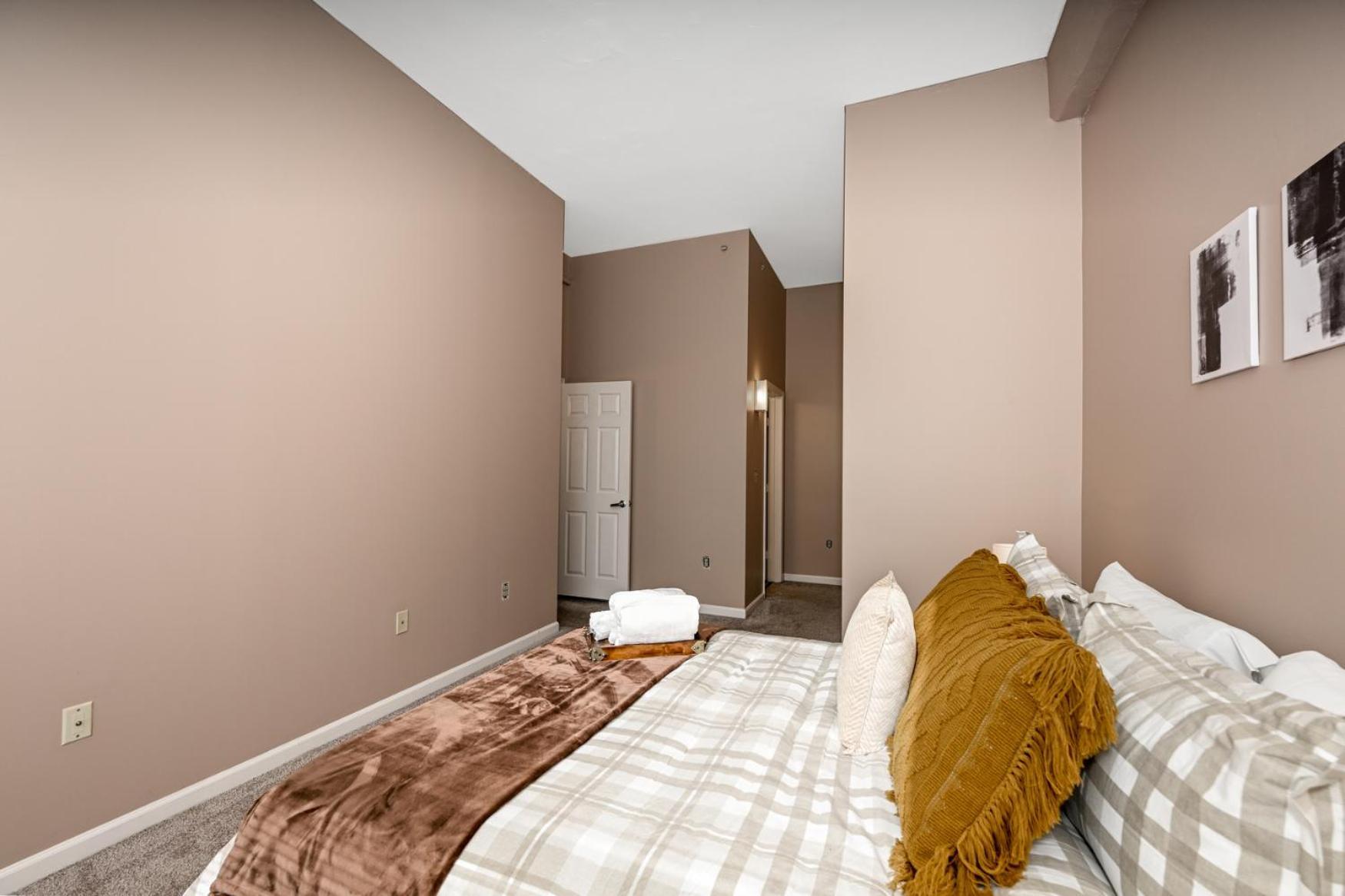 2 Bath Prkg+Gym+Sauna Perk Plaza +30 Day Кливленд Экстерьер фото